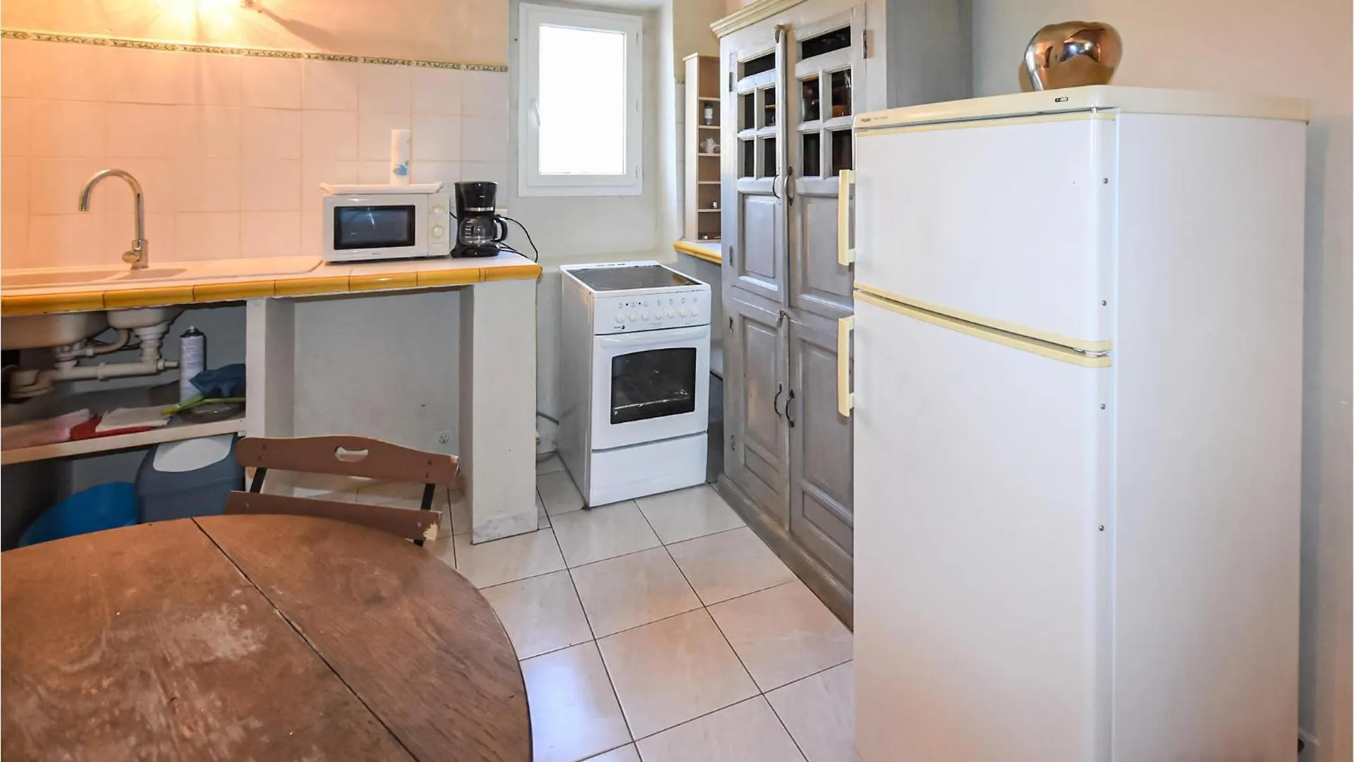 Nice Apartment In Monteux With Kitchen